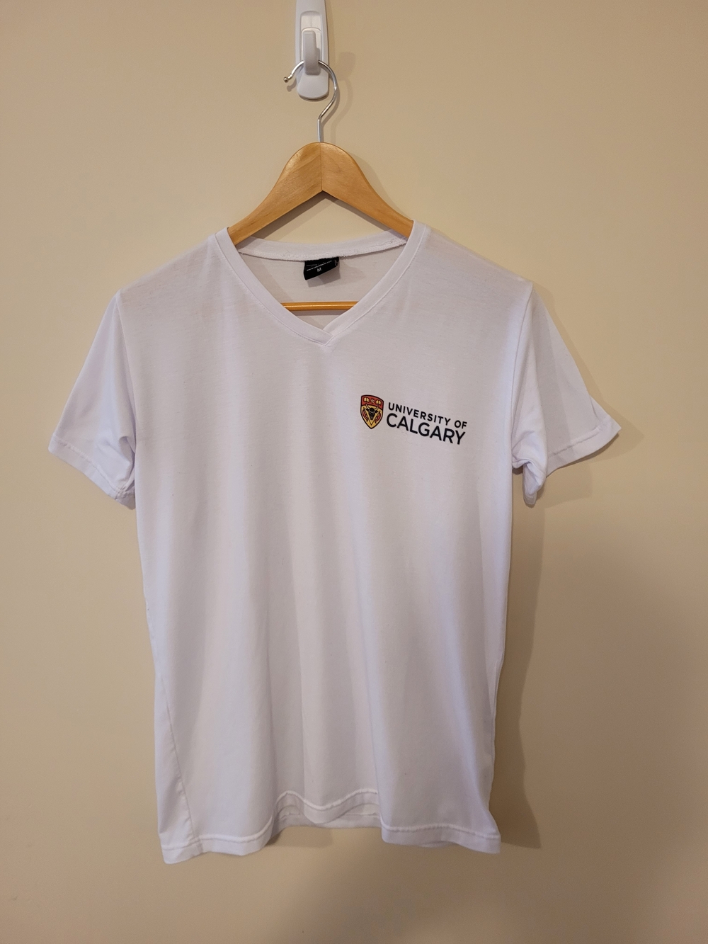 Brand New University of Calgary White V-Neck Men's Shirt Size Medium